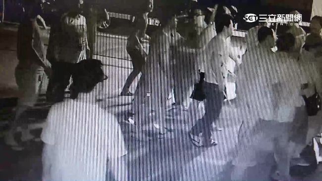 會車爆口角　20多名惡煞狠砸拖吊場