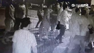 會車爆口角　20多名惡煞狠砸拖吊場