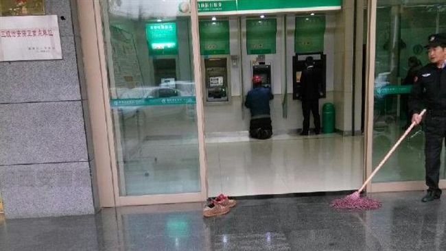 千人心疼！工人怕弄髒地堅持脫鞋領錢