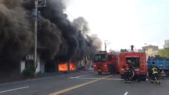 鐵皮工廠起火燒9戶　員工嚇到腿軟