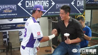 殷仔、高國輝交情好　球場見面就鬥嘴