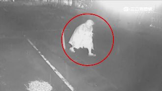 男穿小飛俠雨衣　闖校園破窗偷螢幕