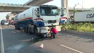 撞槽車母子雙亡　駕駛：沒看見機車