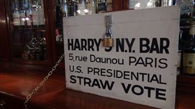 巴黎「哈利的酒吧」自1924年起，在每屆美國總統大選設置非正式投票箱，供美僑或美籍遊客投票，百年來，幾乎每次都能準確預測新任總統。中央社記者曾依璇巴黎攝  105年10月28日