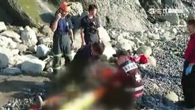 夫妻都蘭海邊遭落石擊中