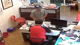 慣竊進通訊行求解碼　稱摔地密碼換了