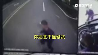 假摔男撞公車不成　怒吼：怎麼不撞我