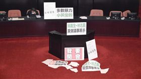 議場滿地標語　記者林敬旻攝