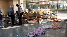 王男全身淋汽油闖耕莘醫院急診室欲自焚遭逮捕（翻攝畫面）