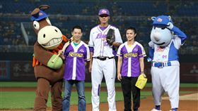 郭勝安擔任捕手、許淑淨開球、教練蔡溫義打擊、吉祥物大義唐基（圖／義大提供）