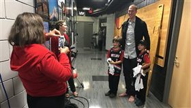 Mason Plumlee與小球迷（圖／翻攝自Trail Blazers推特）