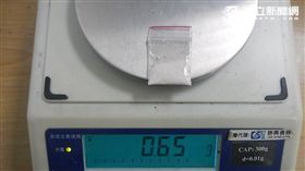 高男今天凌晨在同一地點因持有海洛因遭同一警員逮捕（翻攝畫面）