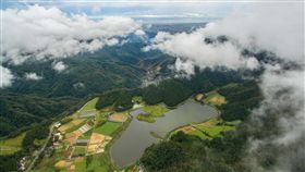 宜蘭雙連埤浮島，颱風後竟飄移百公尺。（圖／蔣維峻提供／中央社）