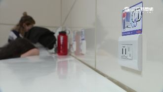 捷運充電區難應急　民眾竟霸位看韓劇