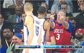 雷霆隊,76人隊,韋斯布魯克,失控球迷,Russell Westbrook　圖／翻攝自YouTube