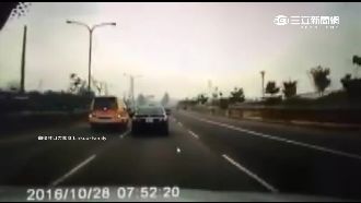 娃娃車當賽車開！司機竟沿路超車逼車