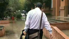 老師,淋雨 圖/翻攝自武漢科技大學城市學院 16:9