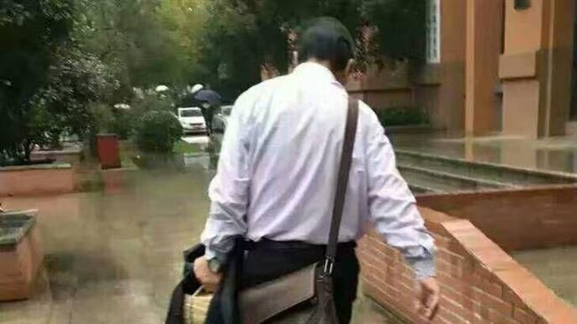 雨中脫西裝遮作業爆紅　陸教授：小事