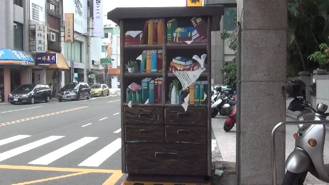變電箱搖身變書櫃　台南街頭好文青