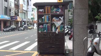 變電箱搖身變書櫃　台南街頭好文青