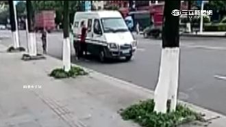 直擊！陸男磚砸運鈔車窗　遭保全擊斃