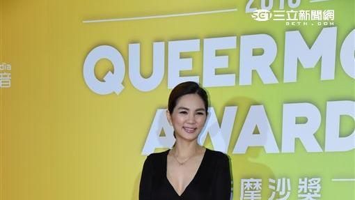 Ella盛裝出席首屆酷摩沙獎頒獎典禮