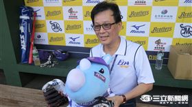 王癸琳和大義娃娃（圖／記者王怡翔攝）