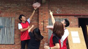 王仁甫玩遊戲摟腰 許孟哲喊噁 中央社