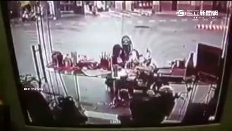 男買檳榔起色心　襲胸不成機車反倒地