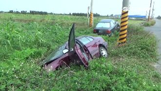 少年無照駕車　2車對撞翻入溝釀4傷