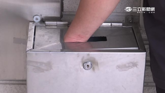 想看明細表　婦人手卡在ATM垃圾桶