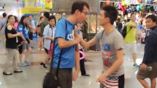 鄧佳華亂喝路人飲料　遭當街揪領追打
