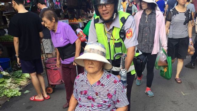 都忘了…警推著阿嬤走3公里找回家路