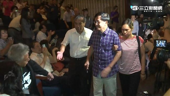 阿扁拄拐杖現身音樂會　拇指不時抖動