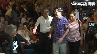 阿扁拄拐杖現身音樂會　拇指不時抖動