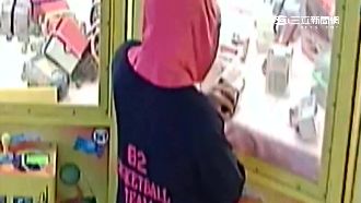 不抓改用吸的！賊持「磁鐵」偷娃娃機