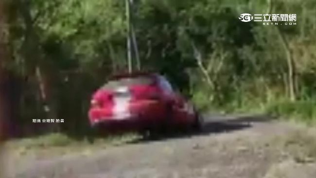 命大！賽車過彎衝下山坡　駕駛無傷