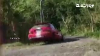 命大！賽車過彎衝下山坡　駕駛無傷