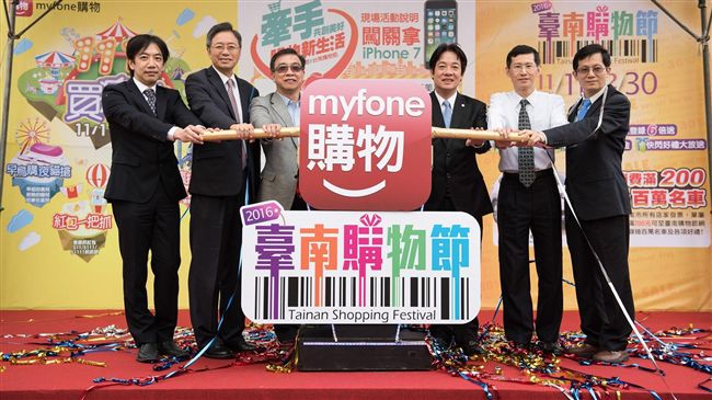 賴清德、張善政難得同台　就在購物節