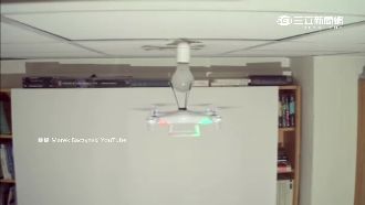 無人機新妙用！男子神操控「換燈泡」