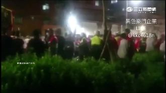 乩童遭壓腳起衝突　警空鳴4槍才控制