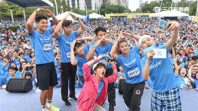 公益！三星邀許淑淨領跑、佼佼玩自拍