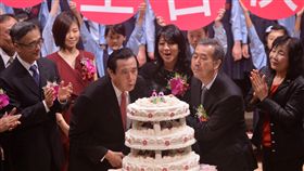 前總統馬英九（前左2）31日出席靜心國民中小學66週年校慶，致詞透露他在靜心小學初戀的故事，也和貴賓們一起切蛋糕、吹蠟燭歡慶母校生日。中央社記者孫仲達攝 105年10月31日