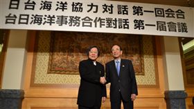 台日海洋事務合作對話首屆會議在東京登場。日本交流協會會長大橋光夫等著亞東關係協會會長邱義仁進入會場，兩人相見立刻熱情擁抱。台灣方面約有20人、日本方面約有24人與會。中央社記者楊明珠東京攝   105年10月31日