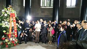 中國國民黨主席洪秀柱31日上午在大陸南京中山陵謁陵
，隨團發言人王鴻薇念祭文。
中央社記者張淑伶南京攝　105年10月31日