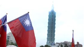 「我愛國旗嘉年華會｣10日在國父紀念館隆重登場，上千名熱愛中華民國及國旗民眾，齊喊「中華民國萬歲｣。（記者邱榮吉/攝影）