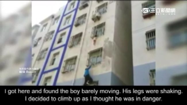男童墜樓頭卡鐵窗　爬牆哥冒險救人