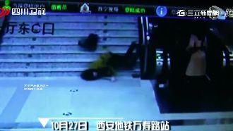 看手機不看路　低頭族踩空樓梯滾到底