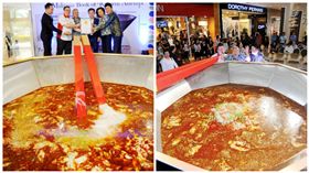 馬國商場為破紀錄煮1500份叻沙　變餿倒掉挨批浪費 圖/翻攝自星州網http://www.sinchew.com.my/node/1581643/50%E4%BA%BA%E8%8A%B118%E4%B8%AA%E5%B0%8F%E6%97%B6%E7%83%B9%E7%85%AE%E2%80%A7%E6%9C%80%E5%A4%A7%E7%A2%97%E7%A0%82%E6%8B%89%E8%B6%8A%E5%8F%BB%E6%B2%99%E5%88%97%E3%80%8A%E9%A9%AC%E6%9D%A5%E8%A5%BF%E4%BA%9A%E7%BA%AA%E5%BD%95%E5%A4%A7%E5%85%A8%E3%80%8B