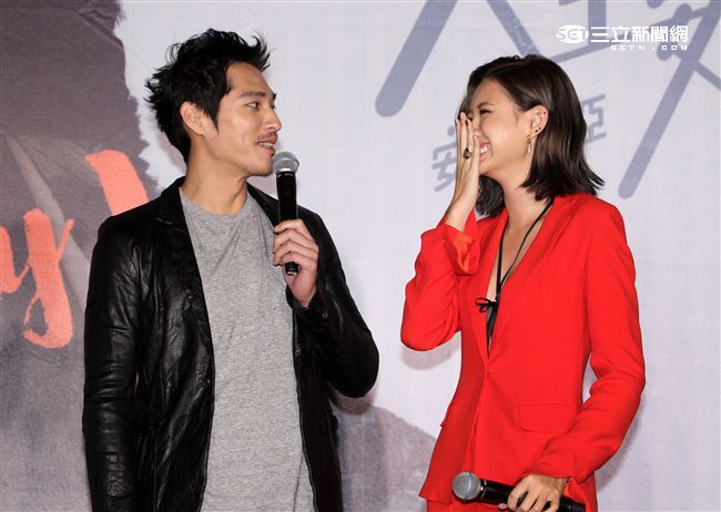 安心亞2016全新專輯「人生要漂亮」發片，哥哥藍正龍特別來站台，還送上紅盤，祝福心亞發片大賣。（記者邱榮吉/攝影）